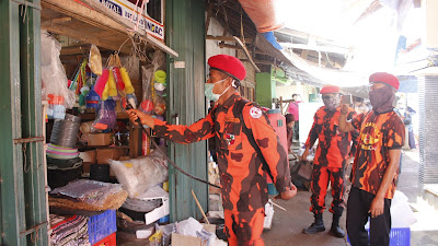 Aksi Tanggap Covid-19, Karangtaruna dan PP Semprotkan Disinfektan