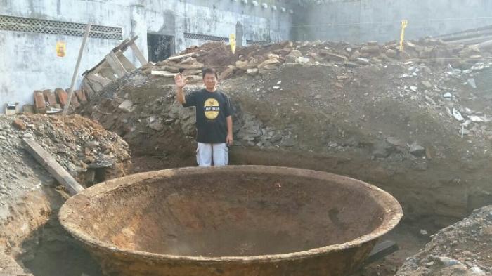 Giant Frying Pan discovered in Central Java, Indonesia -  Crypto-Anthropologist | Myths, Mermaids, Megaliths, and More