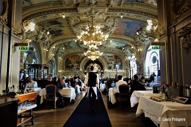 O Le Train Bleu é um restaurante situado em Paris dentro da estação ferroviária Gare de Lyon, uma obra-prima do estilo Belle Époque.