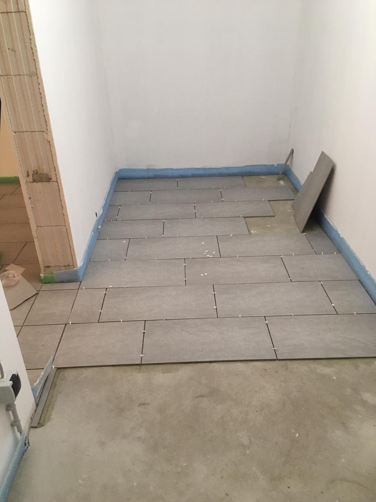 Hausbau Nadine, Max & Alex: Fliesen im Keller gelegt