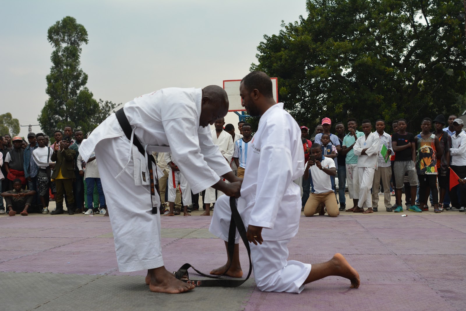 PICHA NA MAZUNGUMUZO Karaté Scorpion rouge remporte la coupe de la