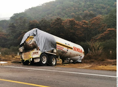Fallecen cinco personas en choque de una pipa con amoniaco en la Autopista Siglo XXI