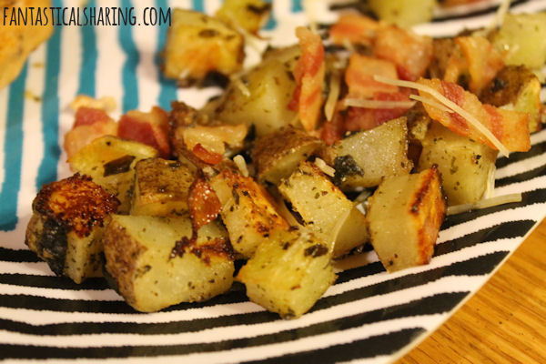 Roasted Pesto Bacon Potatoes // These potatoes are perfect with roasted chicken or turkey breast - pesto and bacon are the best pair ever! #recipe #bacon #potatoes #pesto #sidedish