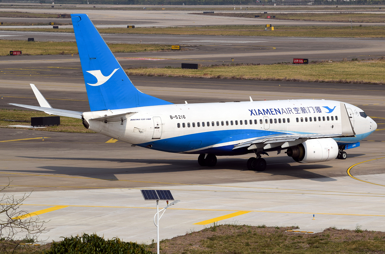 Xiamen Airlines Boeing 737-700 Taxiing