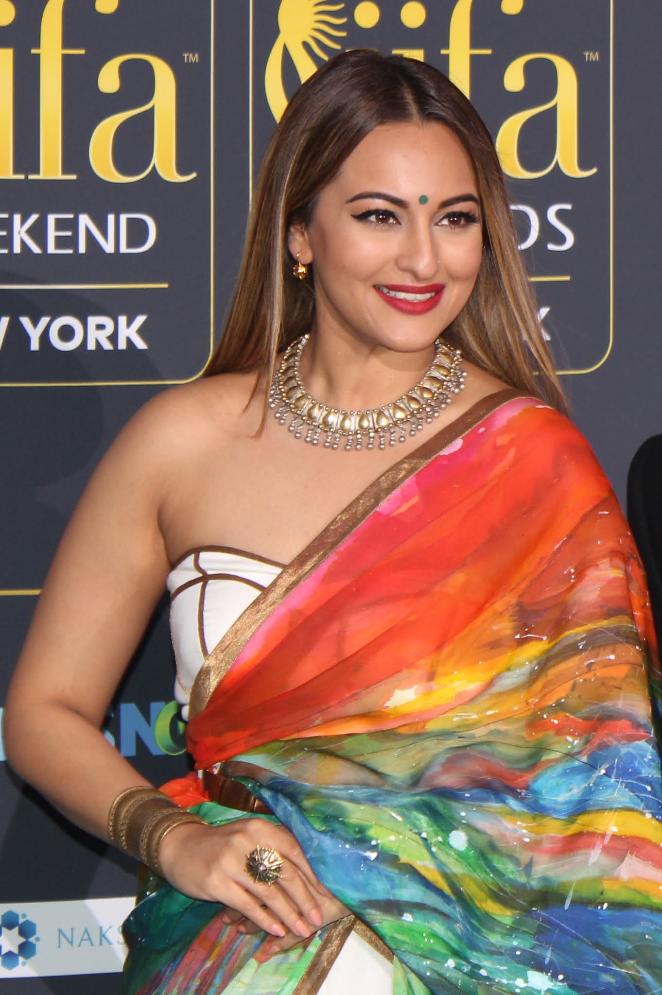 sonakshi-sinha-biography-height-weight-age-net-worth-boyfriend