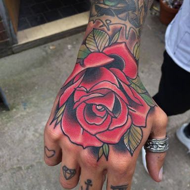 tatuagem flor na mão masculina