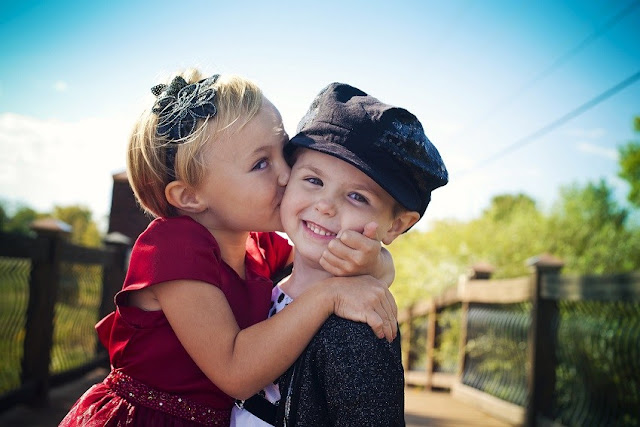 Kids romance photo, romantic kids pic, Kids love pic, Kid kissing pic