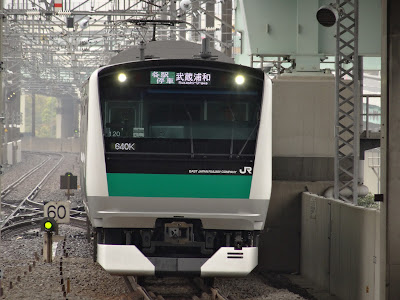 りんかい線新木場駅へ到着するJR東日本E233系7000番台