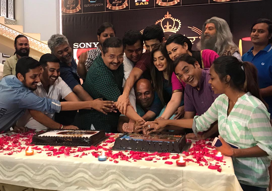 Cast and crew of show Sajan Re Phir Jhoot Mat Bolo Celebrating 1st Anniversary of the show