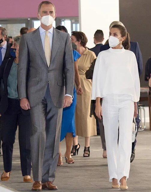 Queen Letizia wore a new short cape by On Atlas, and falling jasmine earrings by Carolina Herrera. Furla white leather shoulder bag