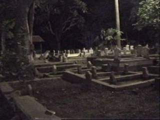 malam di kuburan