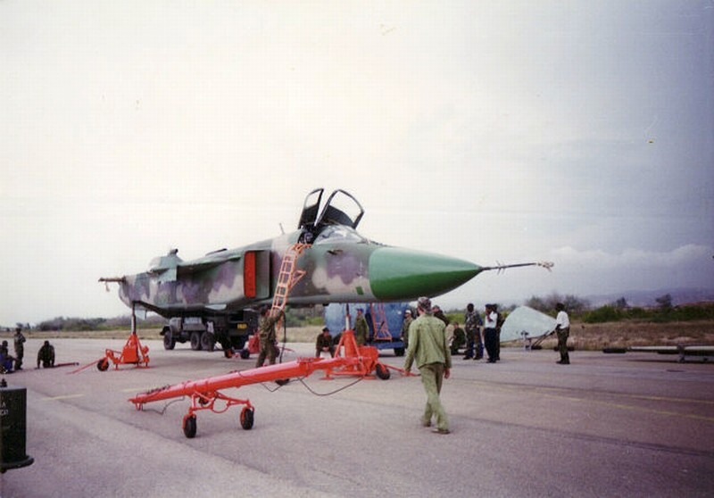 SU-24%2BANGOLE%25C3%2591O%2BCATUMBELA%2BLLEGADA%2B08-2002.jpg