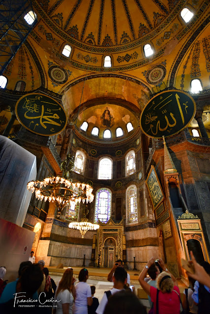 Cúpula con la Virgen y Jesús niño. Abajo a la derecha el Mihrab de mármol de Santa Sofía. Fotografia_Viajes_Turquia