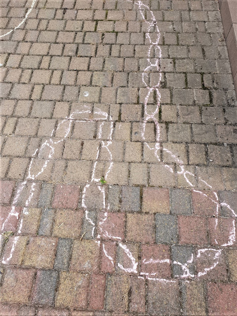 przechodzenie krok za krokiem tip topami po wyznaczonej trasie z liczeniem w tył