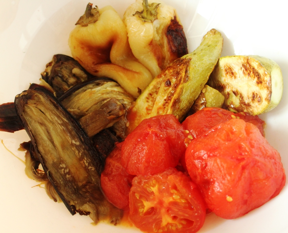 Запеченные овощи для шубы. Порубленные овощи. Армянские печеные овощи. Овощи печеные из кебаба. Запеченные овощи "поезд из провинции".