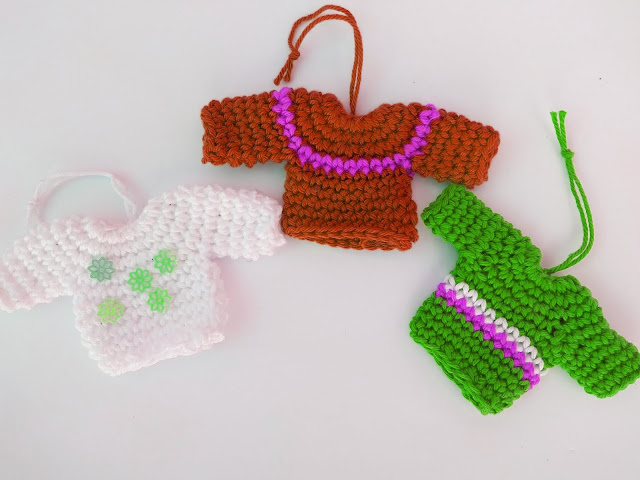 6 - Crochet Imagen Adorno de navidad con forma de jersey a crochet Majovel Crochet facil sencillo bareta paso a paso DIY puntada punto