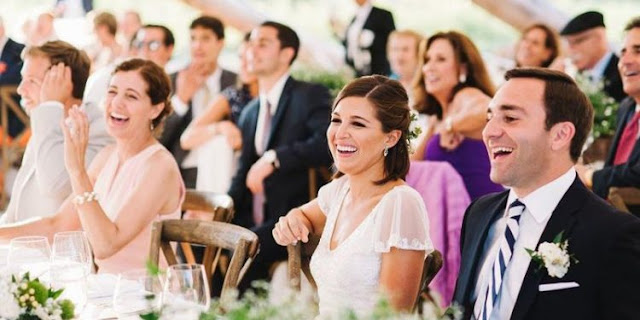 عروسان يستبدلان المعازيم بأشكال كرتونية