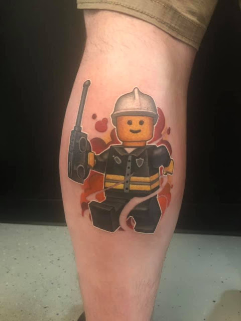 Exemplo de tatuagem com motivo LEGO