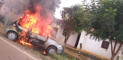 Homem ateia fogo em carro, entra no veículo e morre queimado no Ceará