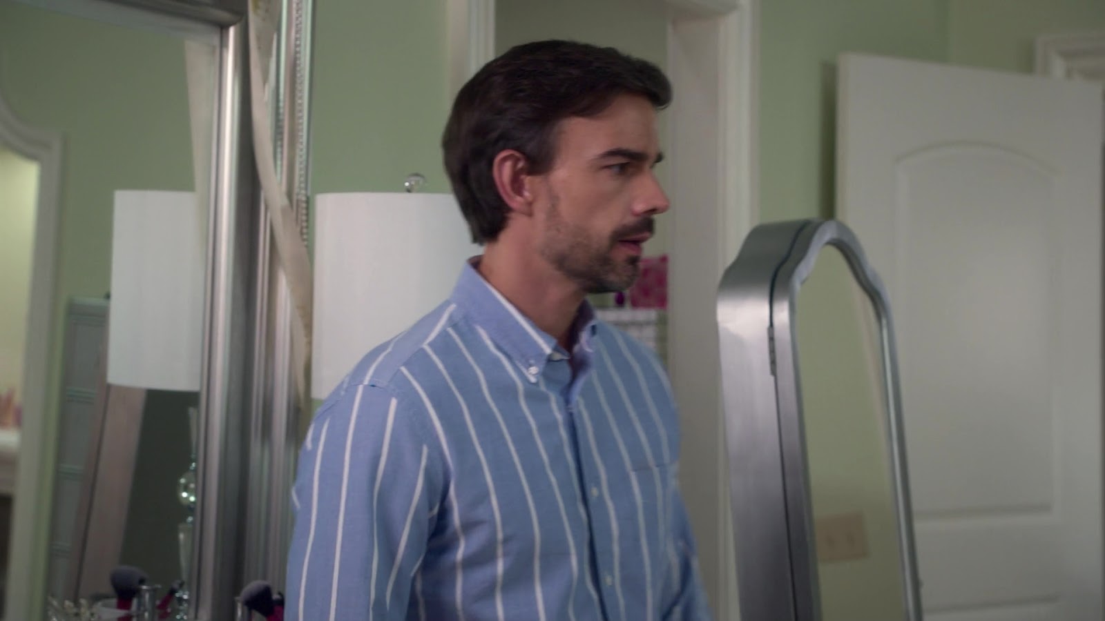 Films Et Séries Tv Avec Christopher Gorham ausCAPS: Christopher Gorham shirtless in Insatiable 1-07 "Miss Magic Jesus"
