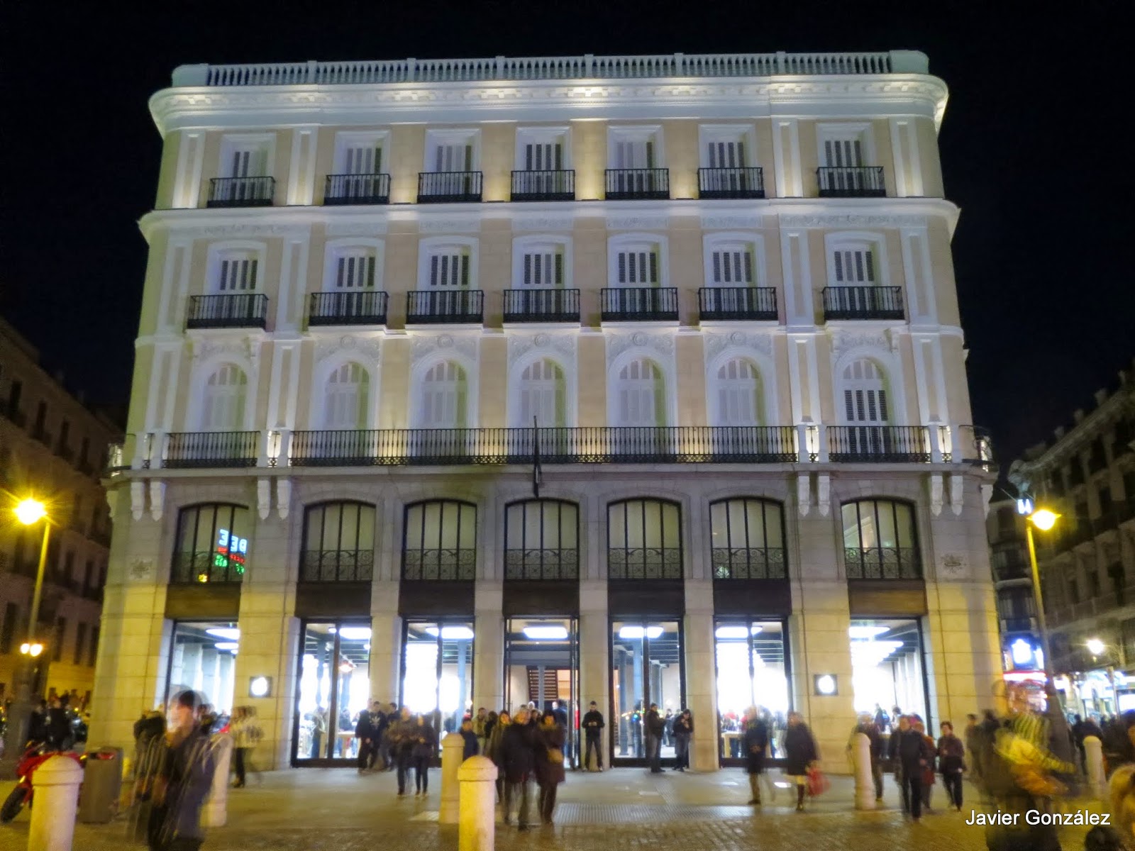 Puerta del Sol. Madrid. Tienda Apple