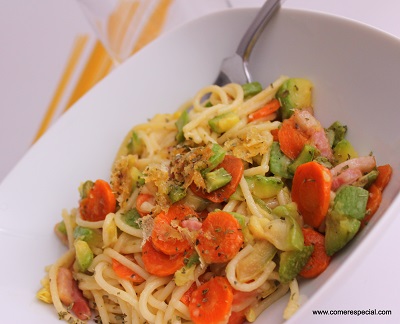 Espaguetis con verduras y queso gratinado sin lactosa