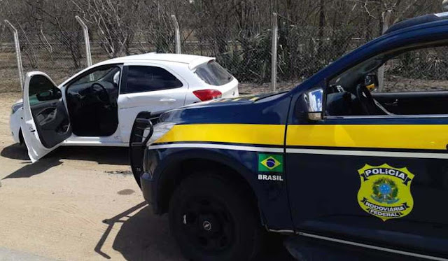 Homem a bordo de carro roubado morre durante troca de tiros com a PRF na Bahia