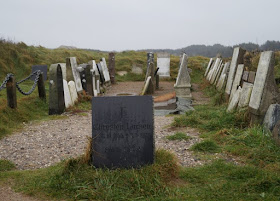 Wind, Wetter und eine eindrucksvolle Abwesenheit: Ein Ausflug zur Mårup Kirke bei Lönstrup. Der Friedhof rund um die Kirche droht ebenfalls die Steilküste hinab zu stürzen.