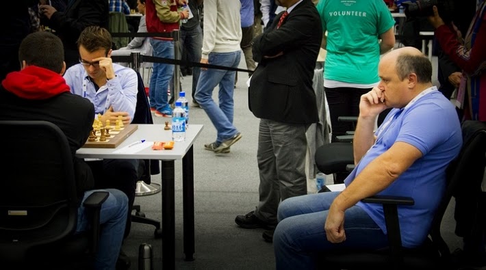  L'entraîneur d'échecs russe Yury Dokhoian assis à droite, lors du match France Russie - Photo © Chess-News