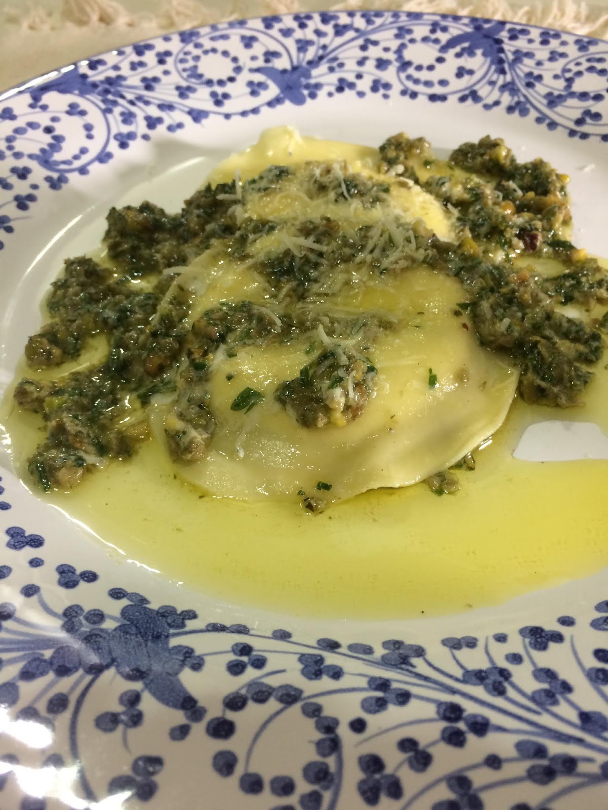 Comidas & Rumos RAVIÓLI DE QUEIJO COM TAPENADE DE PISTACHO