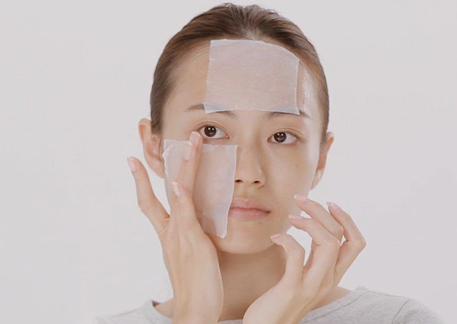 Dùng giấy thấm dầu làm sạch nhờn trên da mặt nhanh chóng