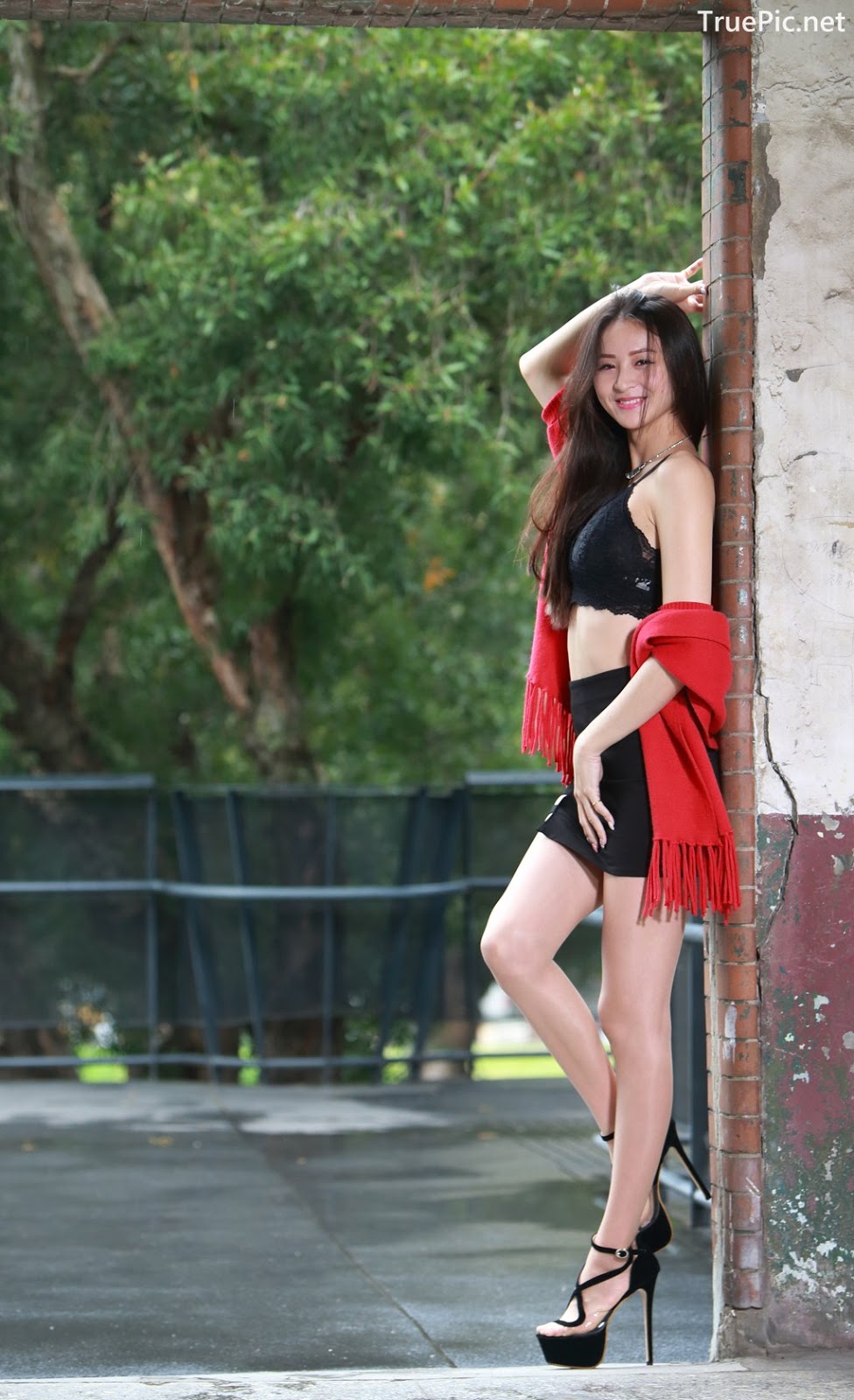 Image-Taiwanese-Beautiful-Long-Legs-Girl-雪岑Lola-Black-Sexy-Short-Pants-and-Crop-Top-Outfit-TruePic.net- Picture-19