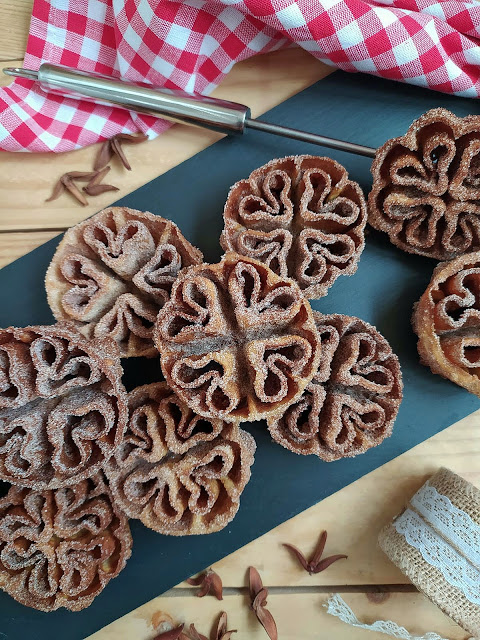 Flores fritas. Receta tradicional de Cuaresma, Semana Santa y Carnaval. Repostería de sartén Dulces fritos Flores extremeñas, manchegas Pascua Cuca