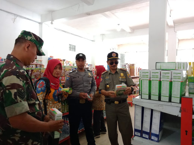 Antisipasi Makanan Dan minuman Kadaluarsa Babinsa Tangen Bersama Puskesmas Cek Pasar