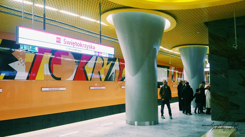 Metro Świętokrzyska, Warszawa, ludzie, schody, kosmos, 