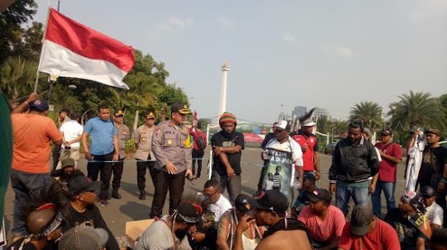 HNW Sedih Eks Buruh Freeport Malah Ditangkap Saat Demo di Istana HNW Sedih Eks Buruh Freeport Malah Ditangkap Saat Demo di Istana