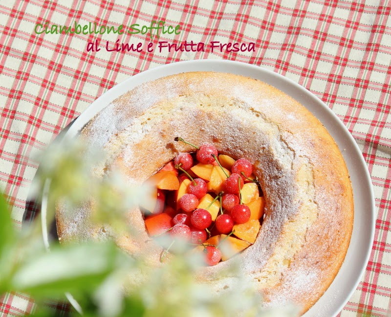 ciambellone soffice al lime con frutta fresca