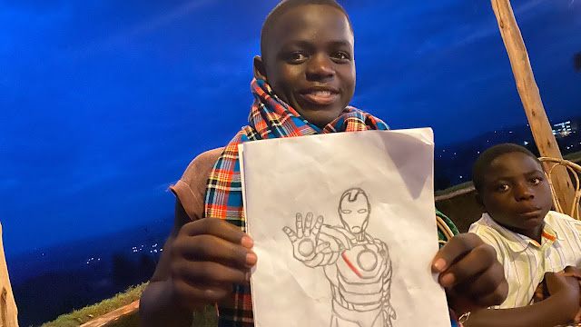 Joshua med sin tegning af Ironman