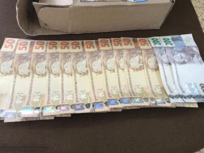 Polícia prende dupla retirando notas falsas nos Correios; menor foi detido 2 Polícia prende dupla retirando notas falsas nos Correios; menor foi detido