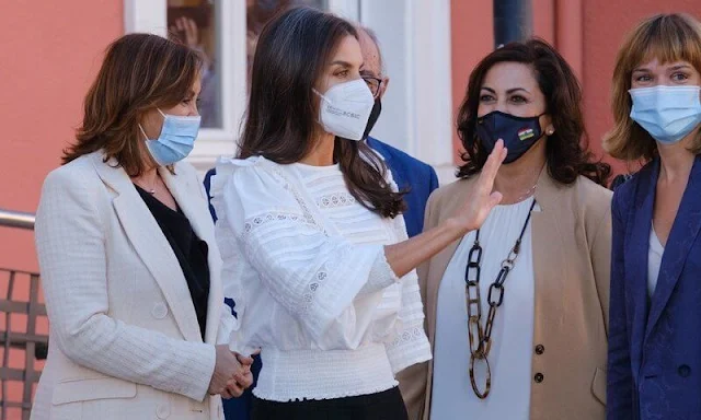 Queen Letizia wore a new white blouse from Uterqüe. Hugo Boss trousers. Isabel Abdo shoes suede black pumps