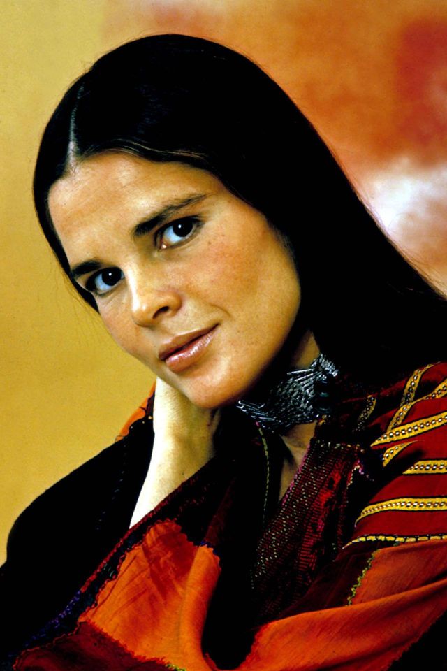 40 Beautiful Portrait Photos of Ali MacGraw in the 1960s and Early ’70s