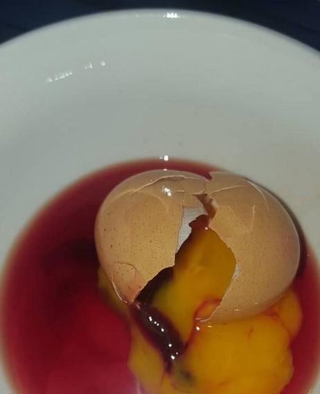 Saat Telur Ayam Ini Dipecah, Sesuatu Yang Mengerikan Keluar Saat Telur Ayam Ini Dipecah, Sesuatu Yang Mengerikan Keluar