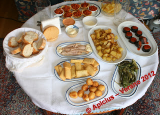  1048º Menú, Aperitivo, Arroz con calamares en su tinta, conejo con picada de verduras y pastelillos 