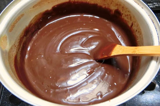 小鍋に砕いたミルクチョコレート、生クリームを入れて弱火で加熱し、ミルクチョコレートが完全に溶けるまでかき混ぜます。沸騰しないようにしてください。