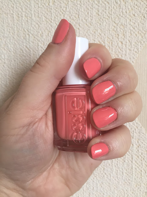  Essie Summer 2016 Lounge Lover www.mammafulzo.com