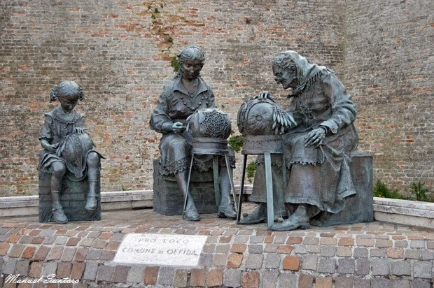 Offida, statue di bronzo raffiguranti donne intente a lavorare merletti a tombolo Offida, statue di bronzo raffiguranti donne intente a lavorare merletti a tombolo