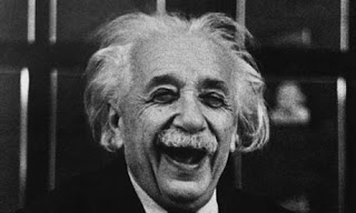 Albert Einstein sonriendo.