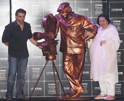 Yash Chopra's statue unveiled by  Pamela Chopra 
