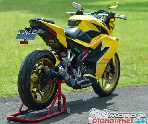 Modifikasi Kawasaki Bajaj Pulsar 200NS Warna Kuning Gahar - GO-GOBLOG