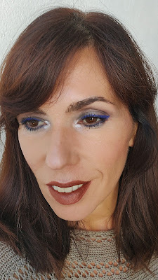 look ojos abiertos Look neutro con delineado añil 03